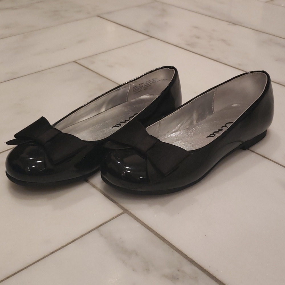 Girl's black patent dress shoes